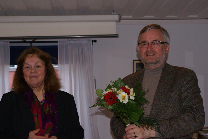 Mats O Karlsson avtackar Aase Fridegård Penayo som framfört sitt program Kretsen kring min far på Wallinska gården i maj 2007.